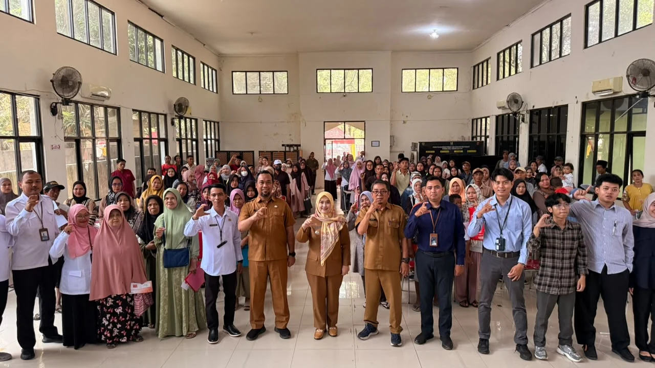 Wakil Wali Kota Cirebon Serahkan KKS kepada 279 Calon Penerima PKH di Harjamukti