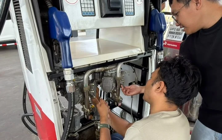 Bidang Kemetrologian DKUKMPP Laksanakan Tera Ulang dan Perbaikan Dua Nozzle Pompa Ukur BBM di SPBU Coco Brigjen Dharsono