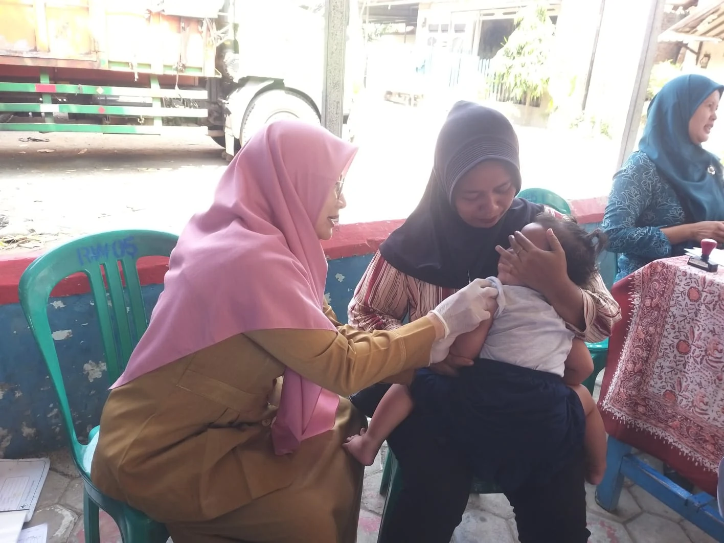 KEGIATAN IMUNISASI KEJAR DI POSYANDU DELIMA RW 05 KEJAWANAN